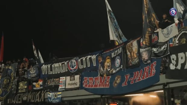 Arema FC fans create amazing atmosphere at Bali United